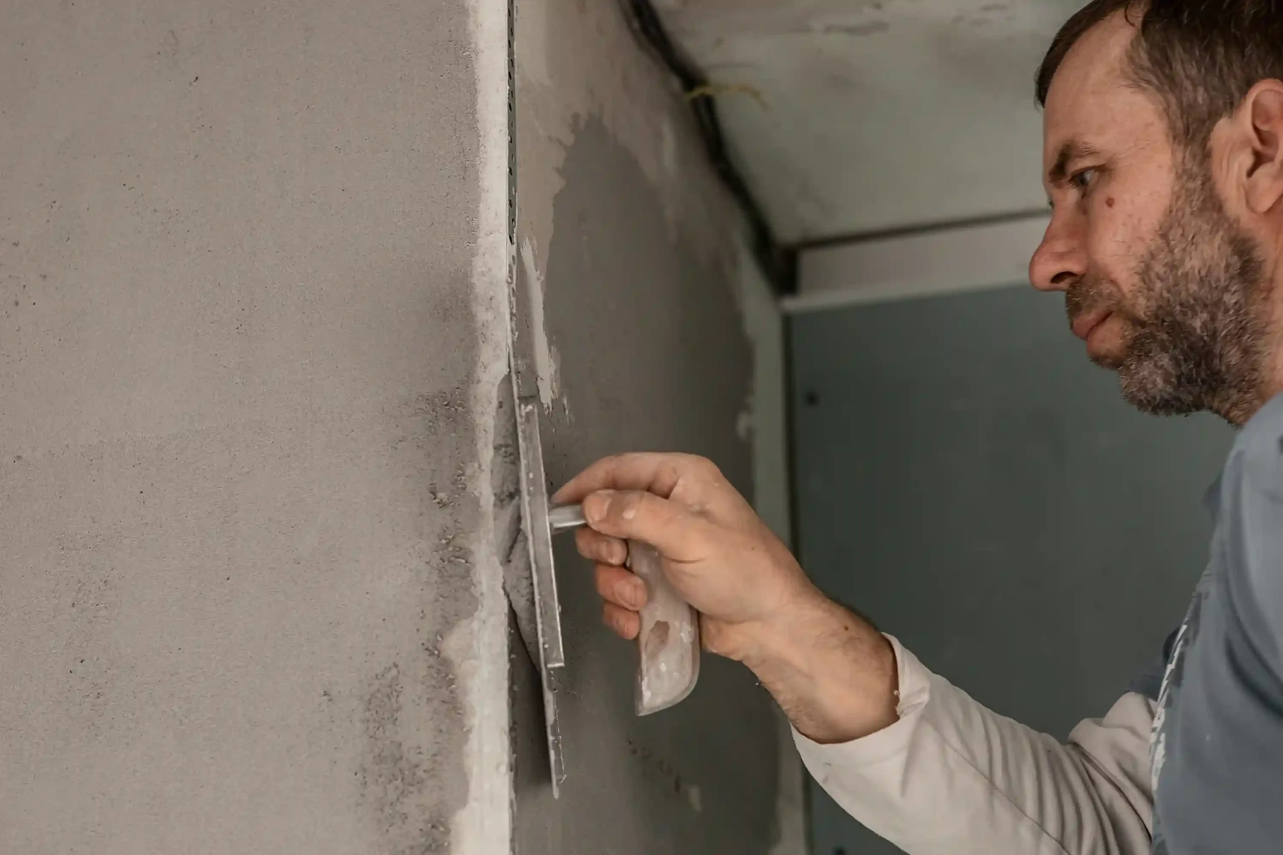 the-man-master-plasters-the-wall-makes-repairs-in-2025-01-10-15-03-56-utc